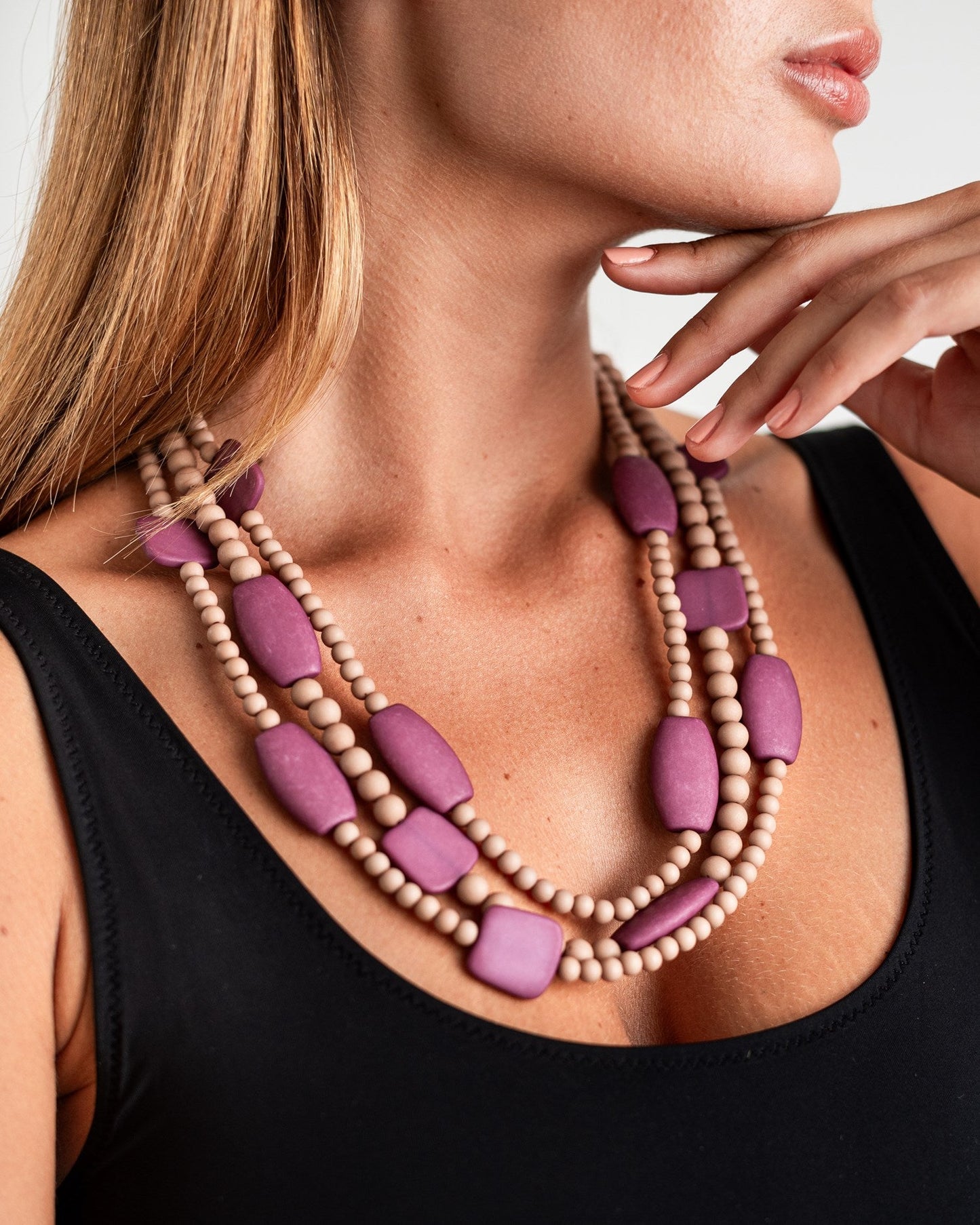 Collana multilinee lunga con pietre in acrilico rosa e fucsia - Mya Accessories