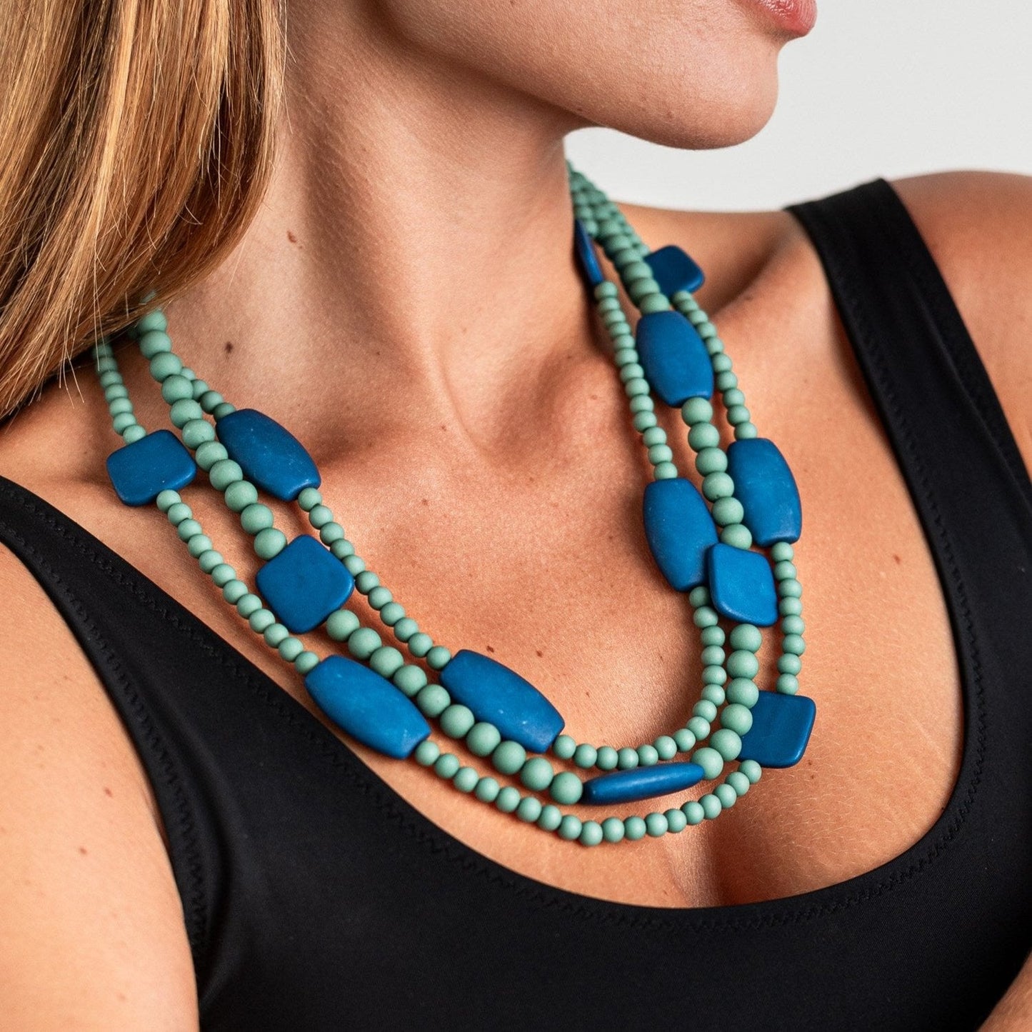 Collana multilinee lunga con pietre in acrilico verde e blu - Mya Accessories