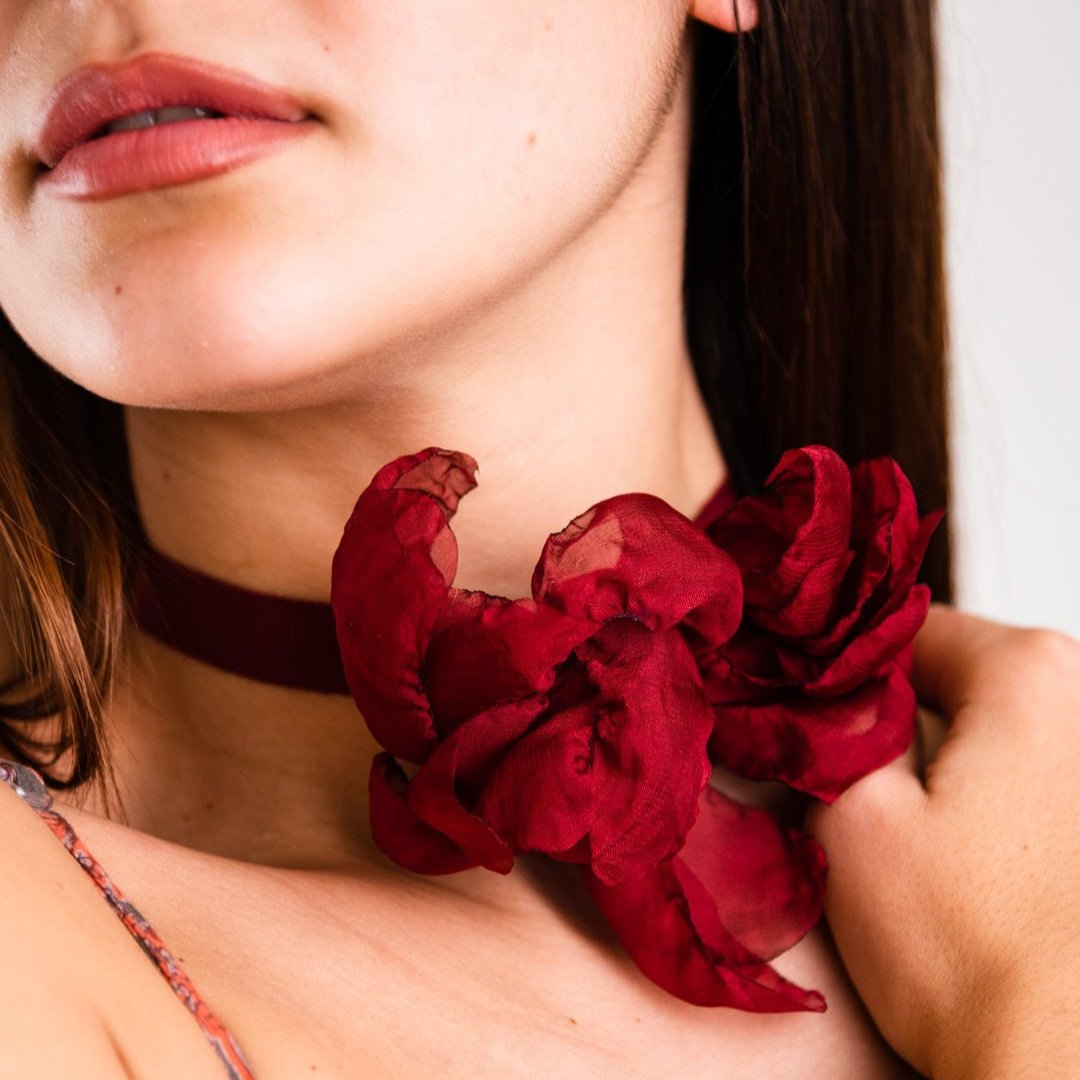 Collana chocker in tessuto con fiore in cotone bordeaux - Mya Accessories