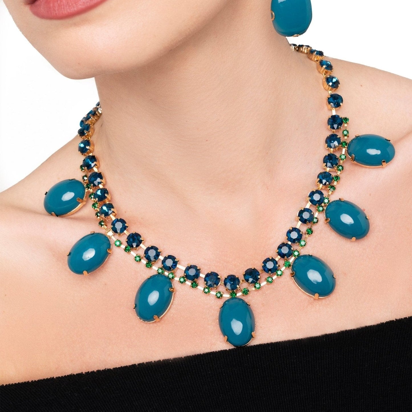 Collana girocollo in metallo con pietre in vetro e resina verde petrolio - Mya Accessories