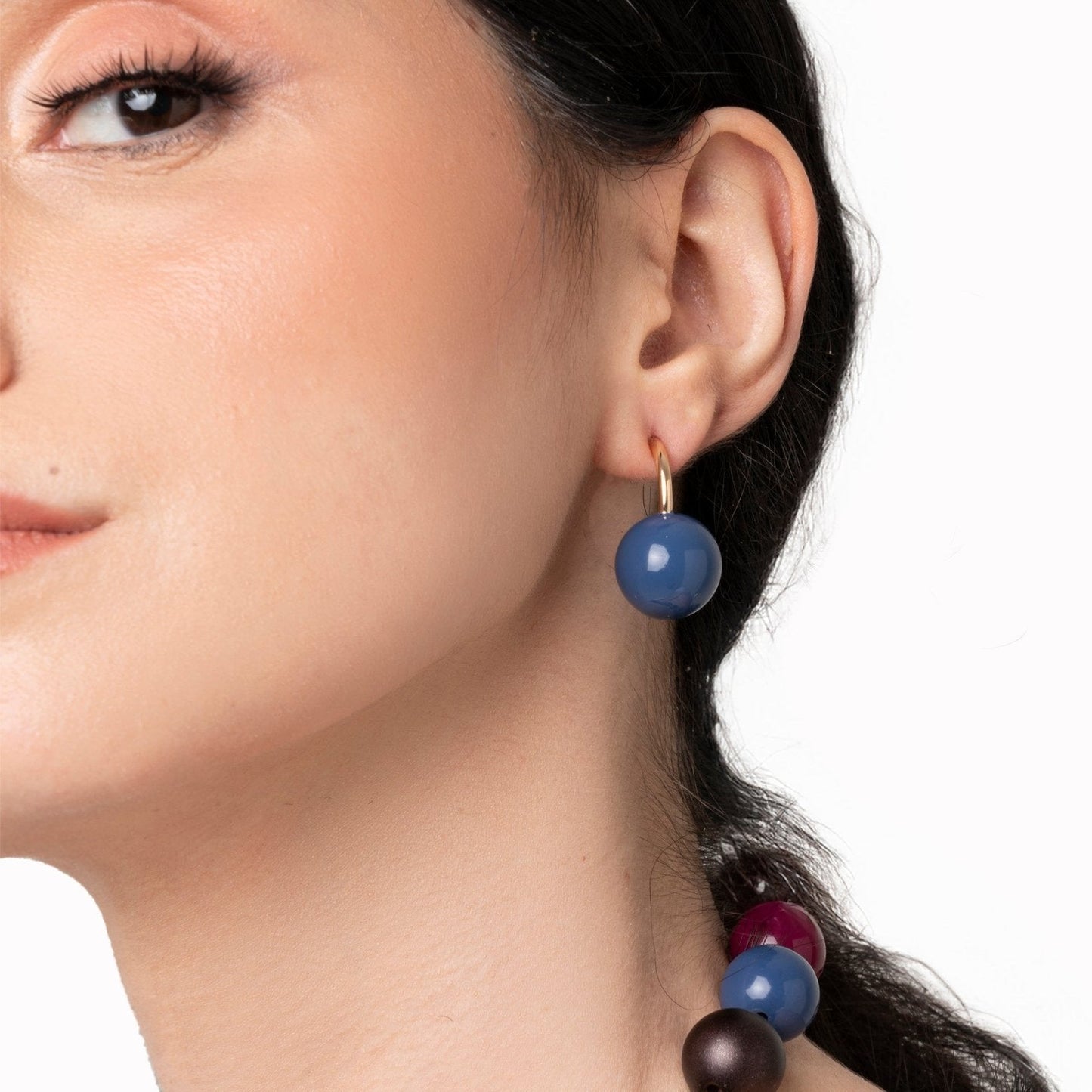 Orecchini con sfera in acrilico indaco - Mya Accessories