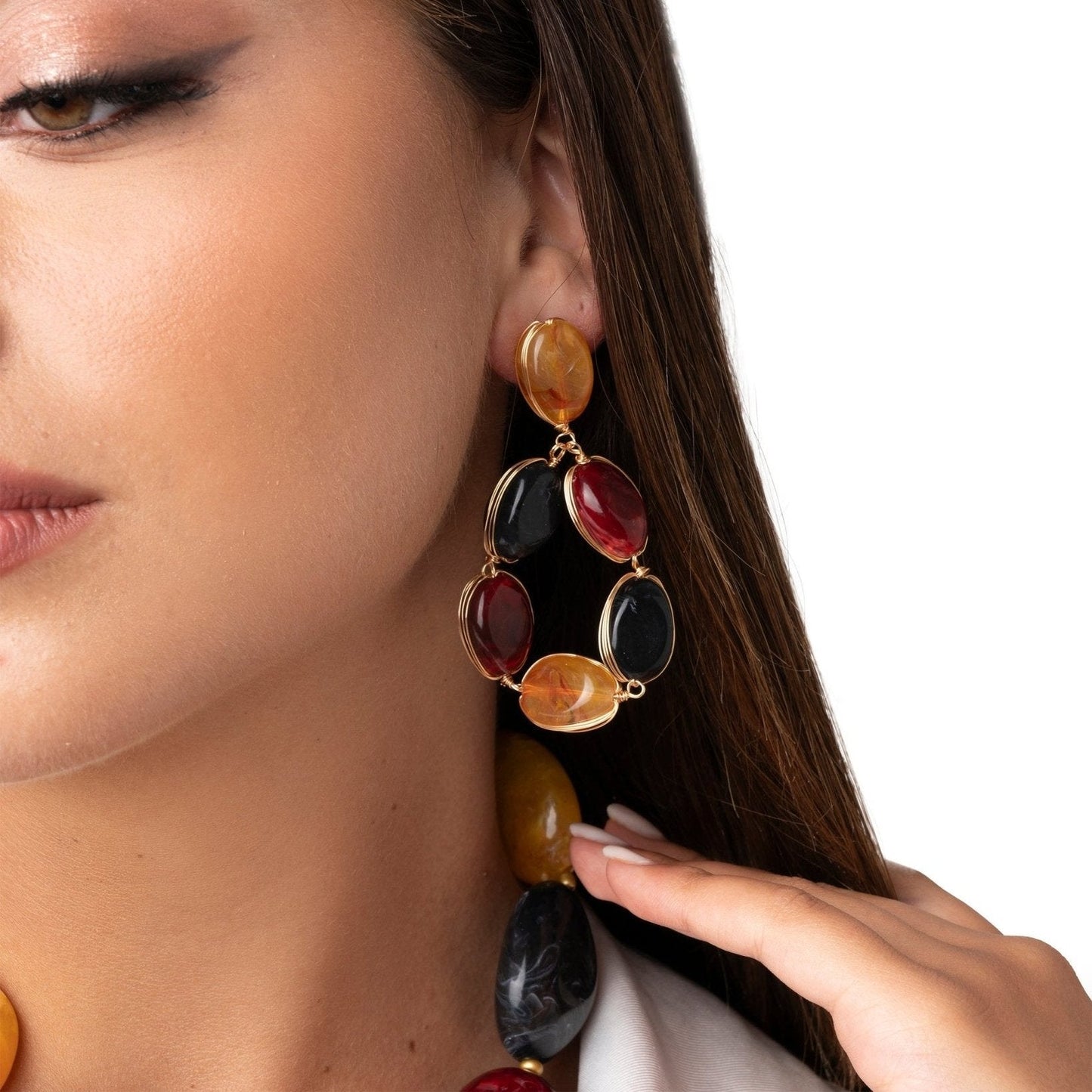 Orecchini stile goccia con pietre in acrilico tono bordeaux e giallo - Mya Accessories