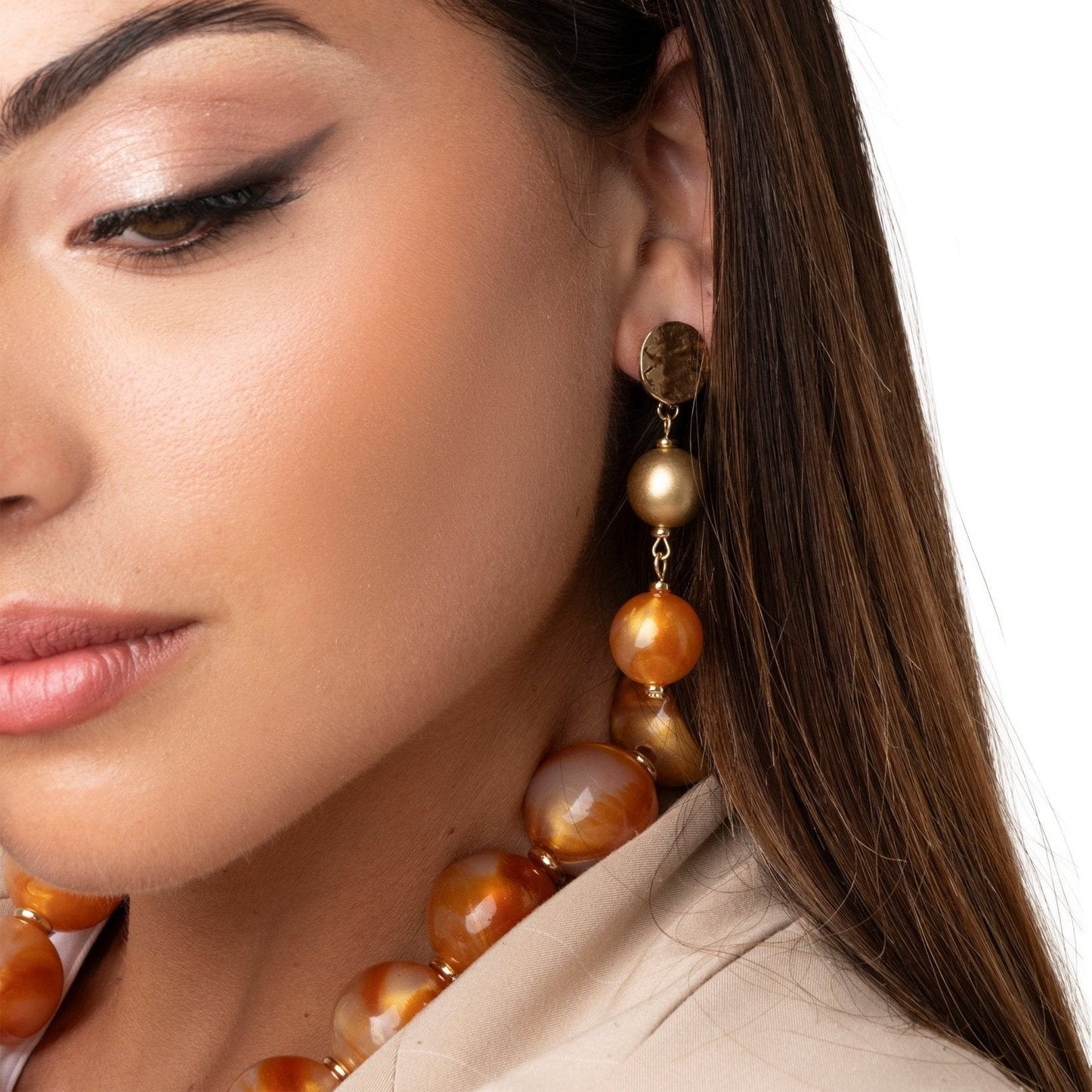 Orecchini pendenti con sfere in acrilico dalle nuances arancio - Mya Accessories
