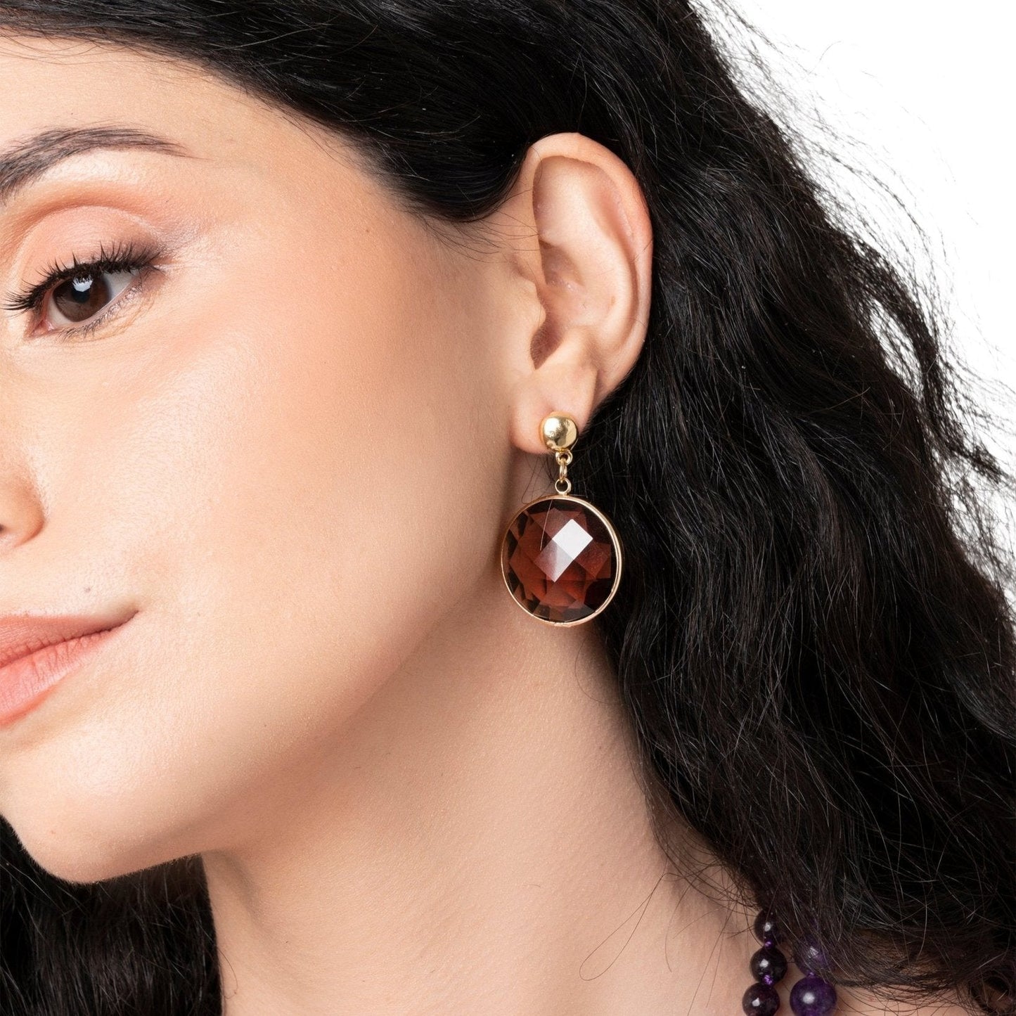 Orecchini pendenti con pietra in vetro tono viola - Mya Accessories