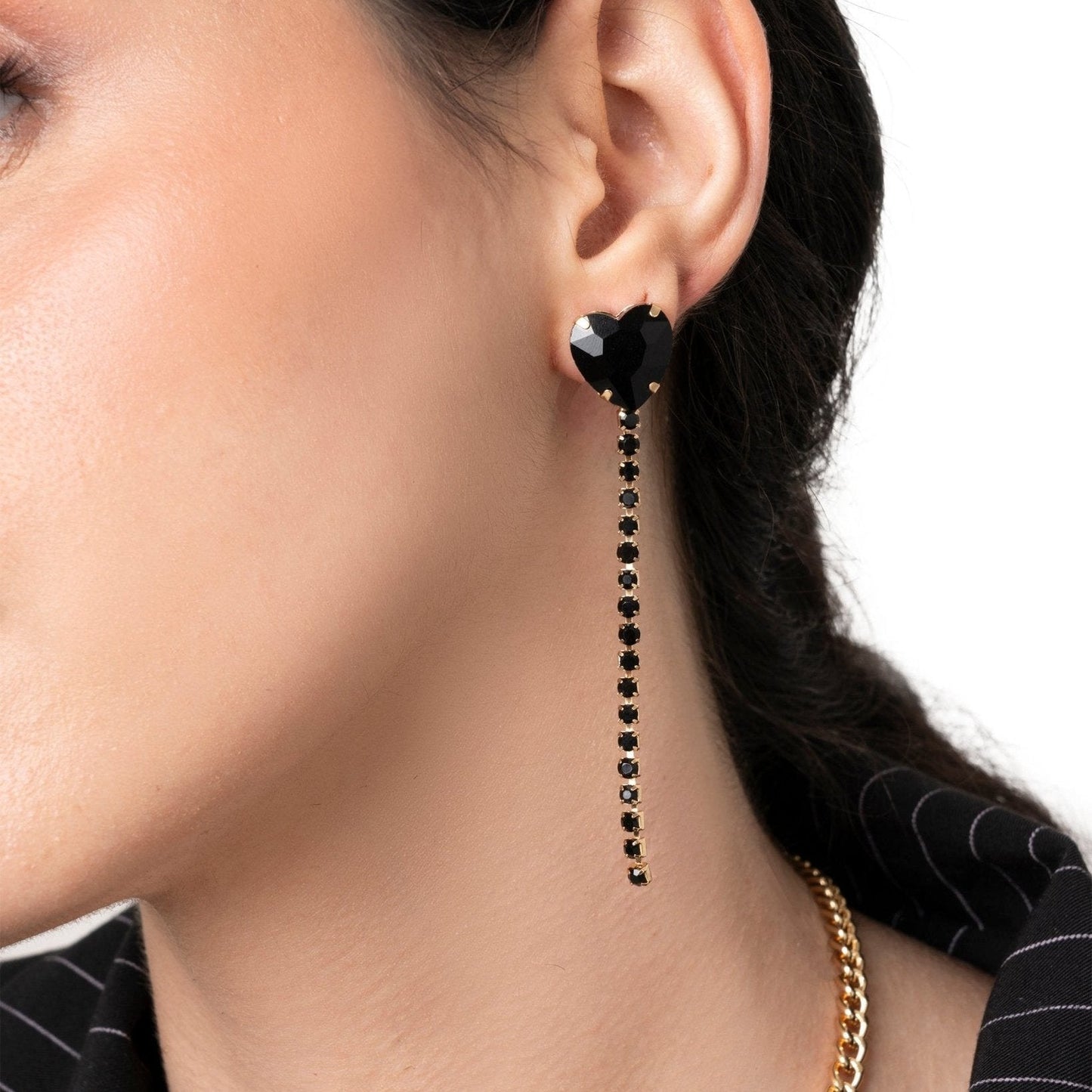 Orecchini lunghi con filo di strass e cuore in vetro nero - Mya Accessories