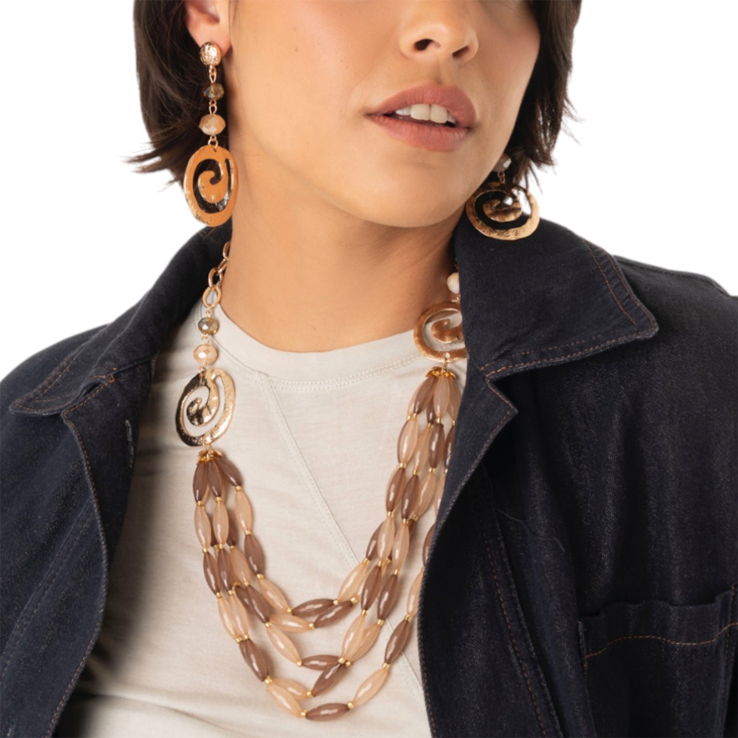 Collana a catena multilinee in acrilico tono beige, con inserti di spirale in metallo