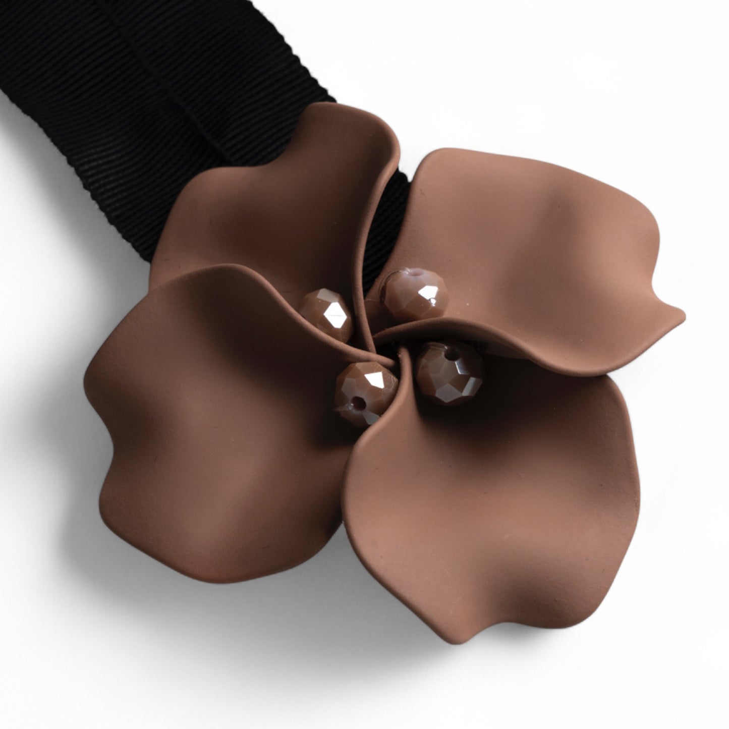 Chocker in tessuto nero con fiore beige