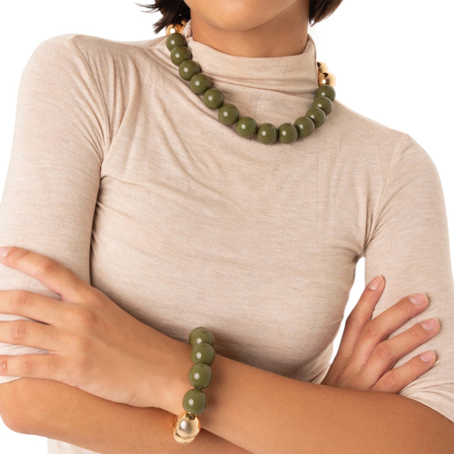 Collana girocollo con sfere di colore verde ed oro