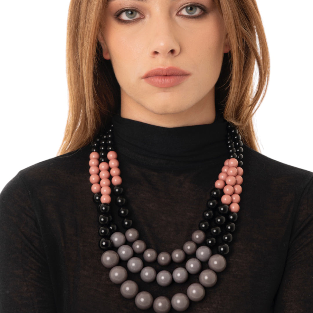 Collana a tre fili con sfere in acrilico grigie, rosa e nere