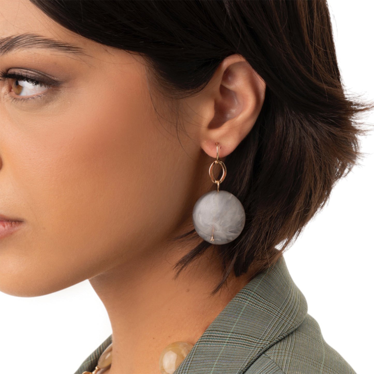 Orecchini pendenti con pietra schiacciata in acrilico grigia