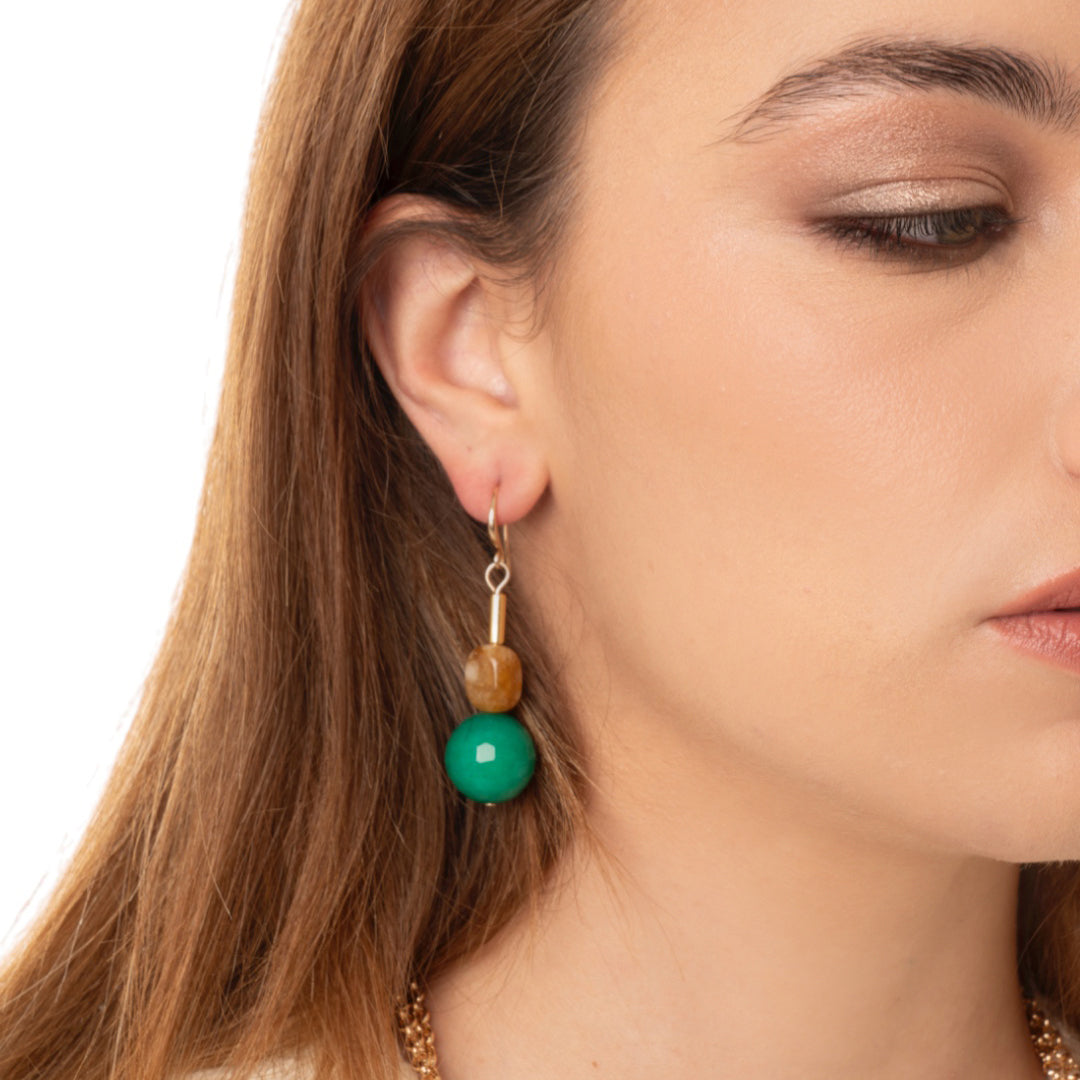 Orecchini pendenti con pietre in acrilico verde ed ambra