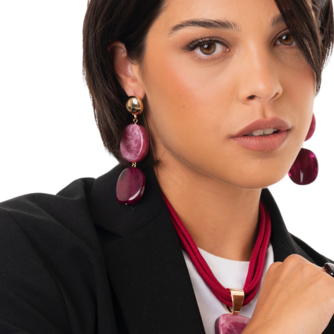 Orecchini pendenti con doppia pietra in acrilico tono viola