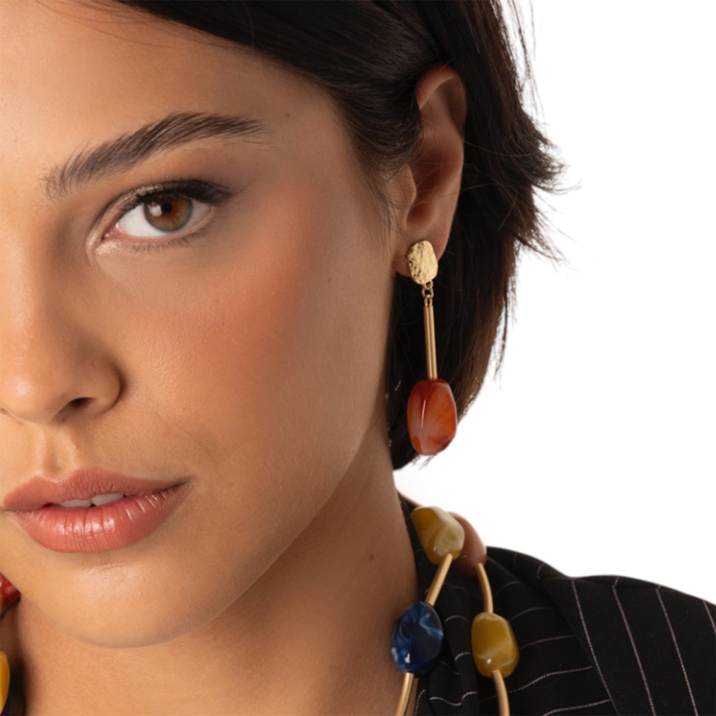 Orecchini pendenti in metallo con pietra in acrilico arancio