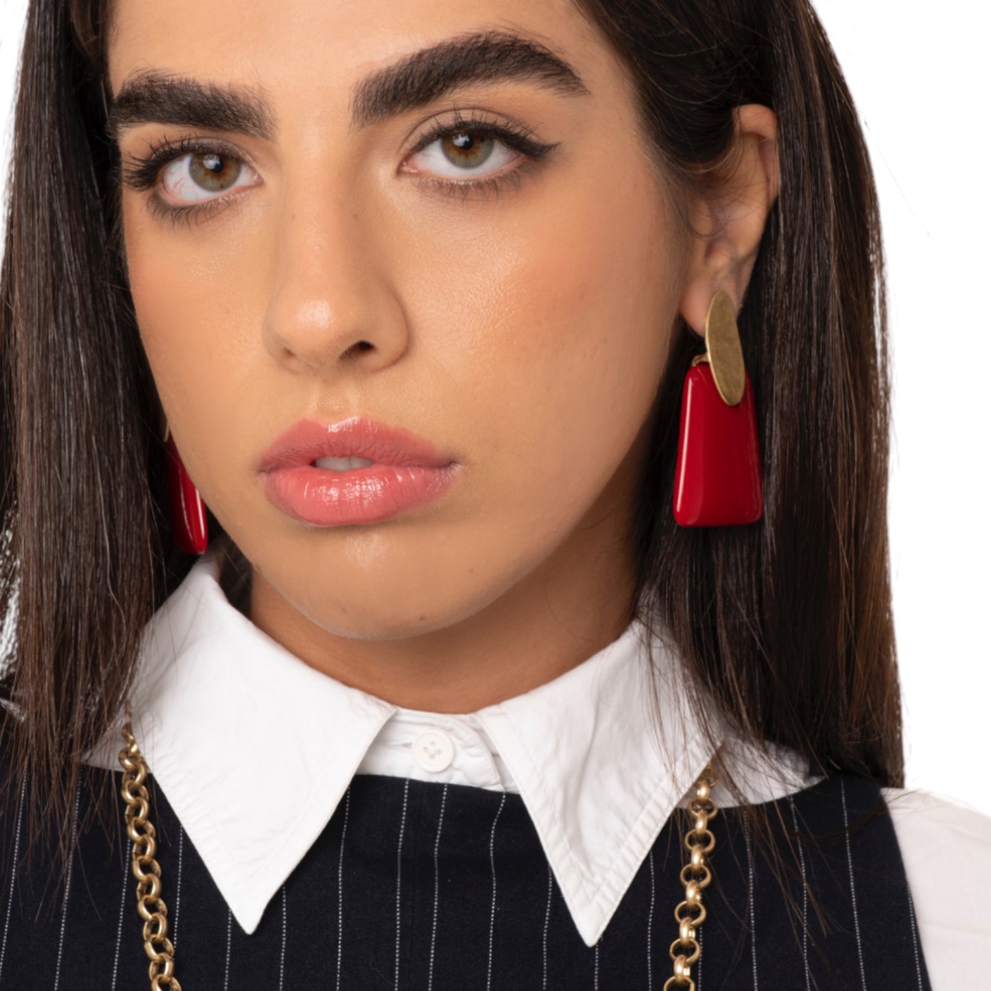 Orecchini con placchetta in metallo e pietra pendente rettangolare in resina rossa