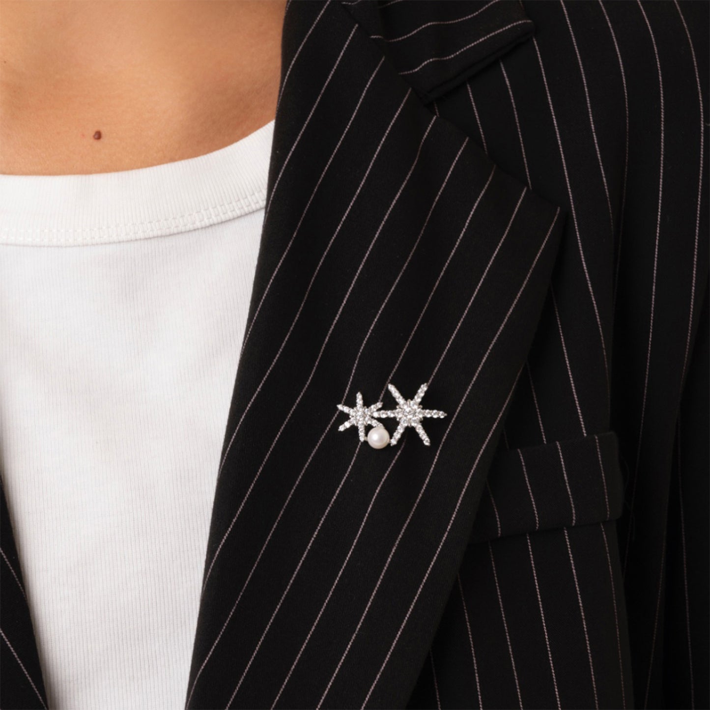 Spilla in metallo con design a fiocchi di neve con strass crystal e perla