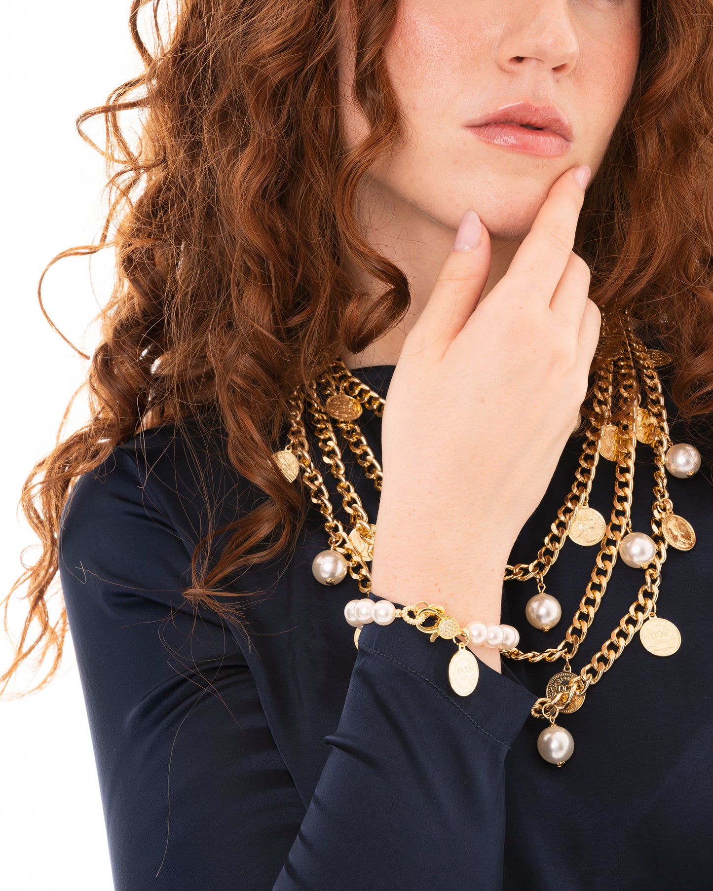 Bracciale elastico con sfere in vetro perlate e medaglietta in metallo