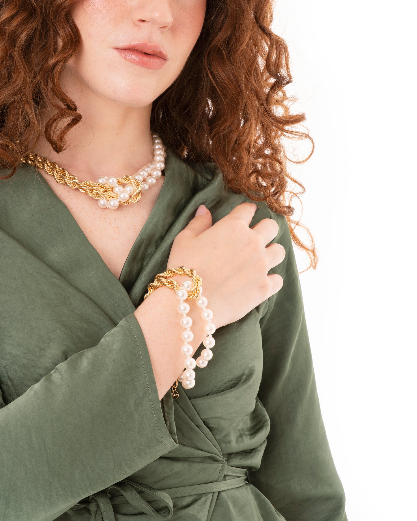 Bracciale nodo con filo di perle e catena in metallo