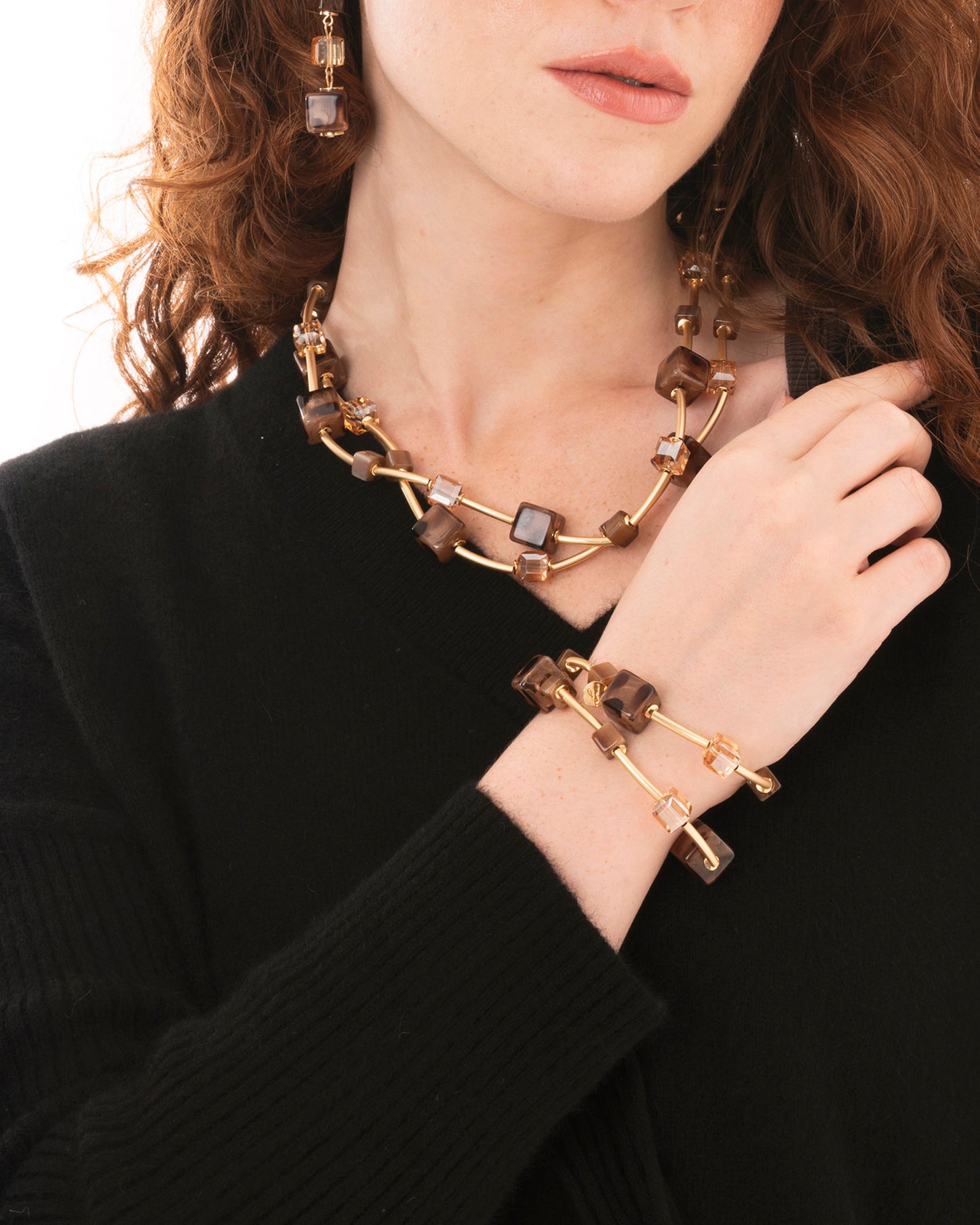 Bracciale elastico in metallo con pietre a cubo in resina animalier tono marrone