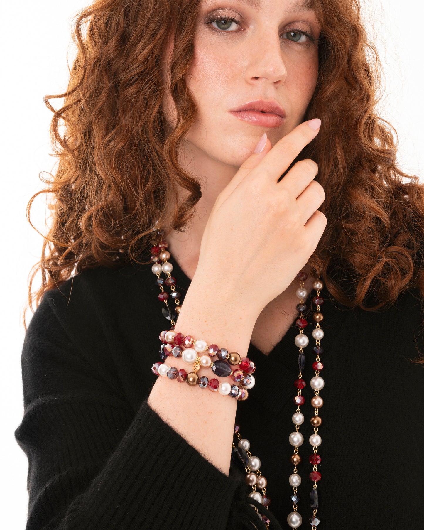 Bracciale elastico a tre fili con pietre in vetro tono rosso