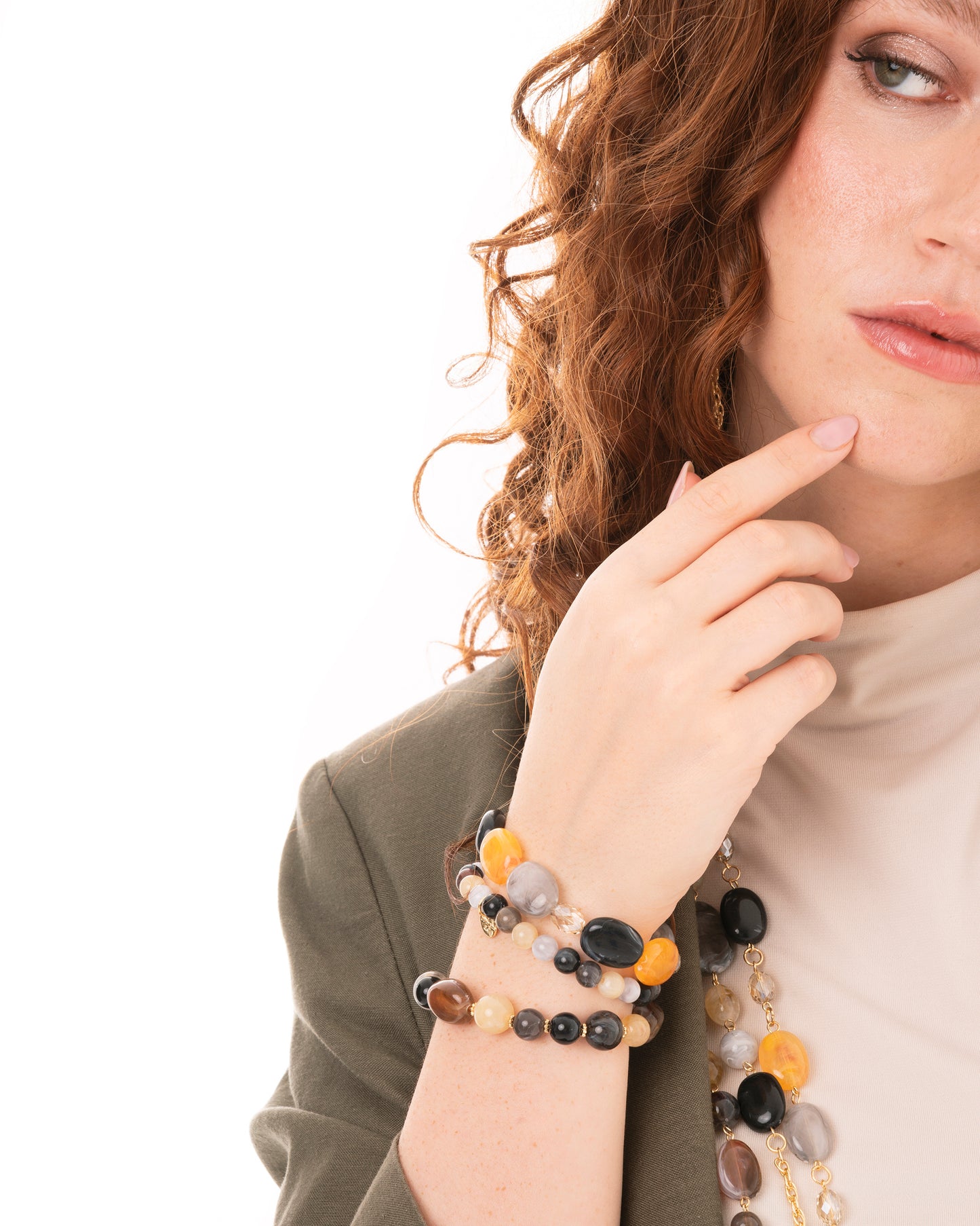 Bracciale elastico a tre fili con pietre in acrilico tono grigio e giallo