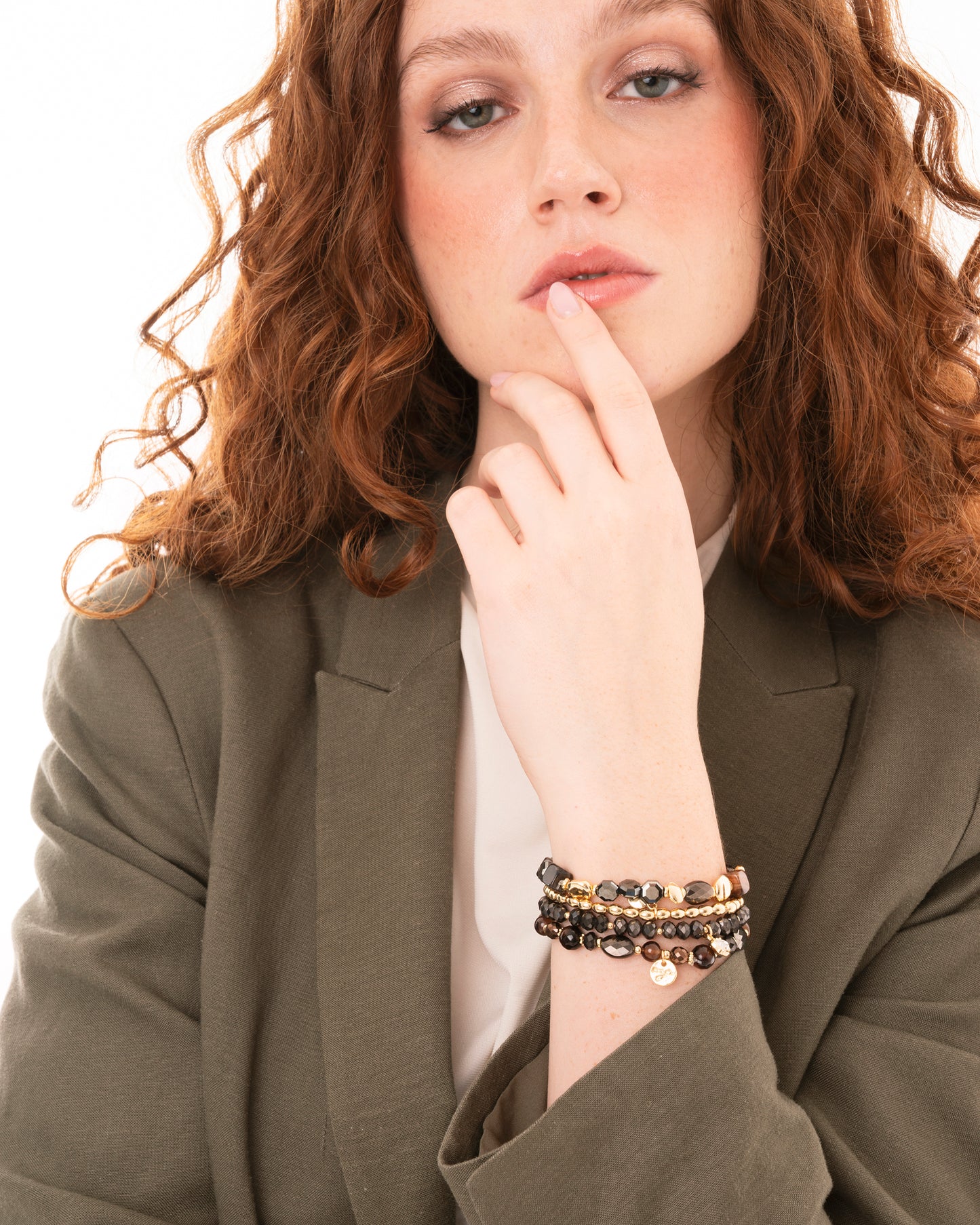 Bracciale elastico multi filo con pietre in vetro tono marrone scuro