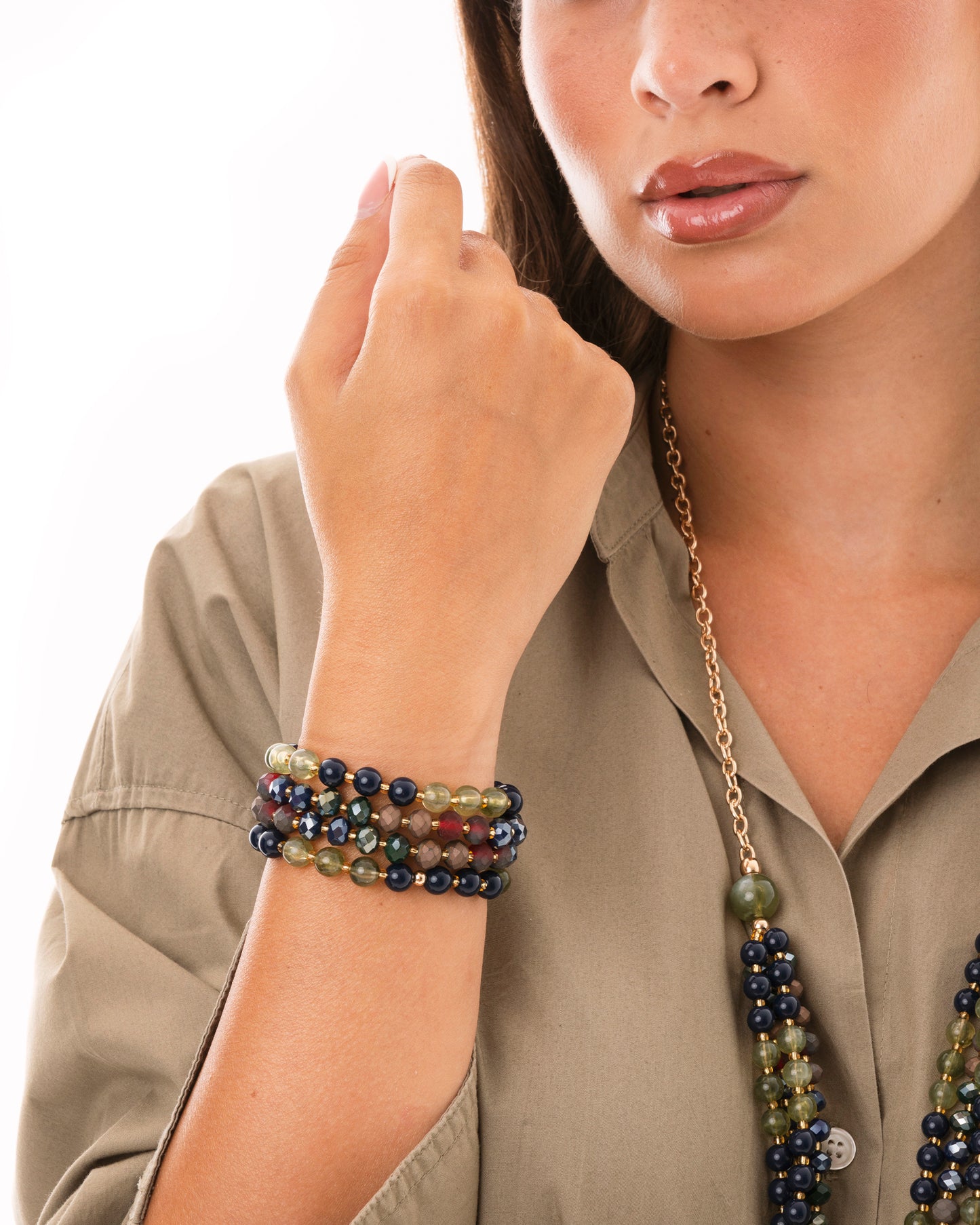 Bracciale elastico a quattro fili con pietre in acrilico tono verde e blu