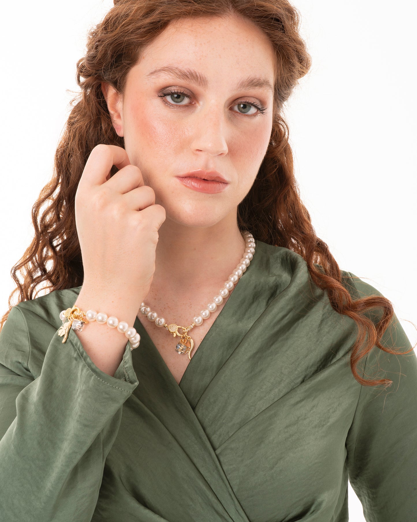 Collana girocollo con pietre in vetro e charms pendenti in metallo