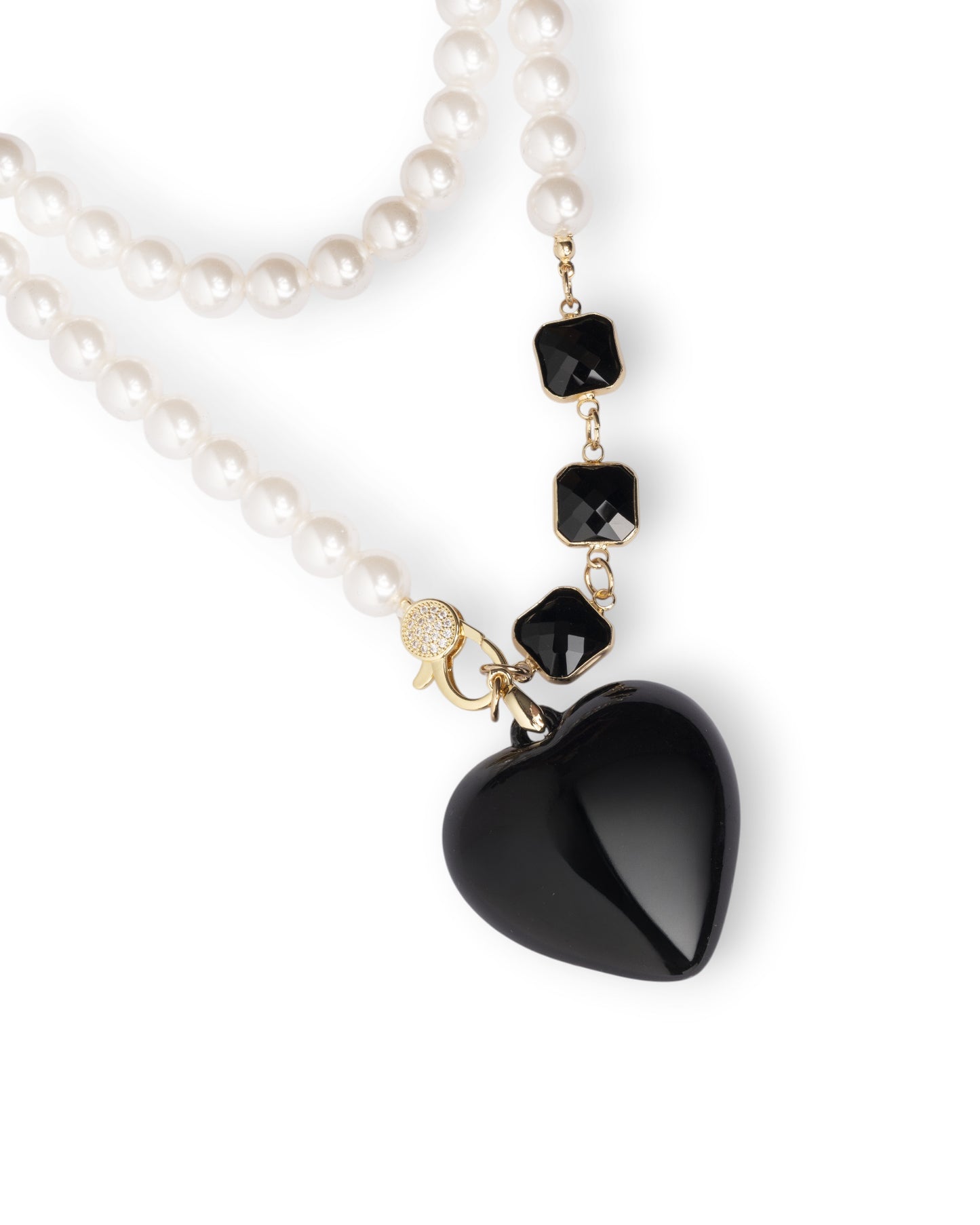 Collana con doppio filo di pietre in vetro perlate con pendente a cuore nero