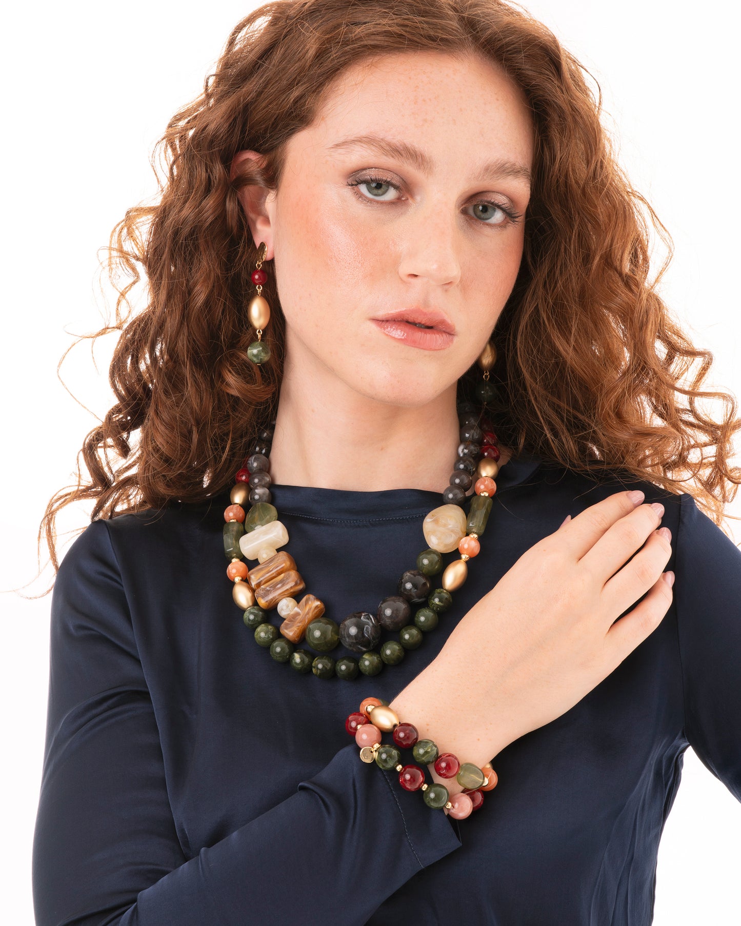 Collana a due fili con pietre in acrilico multicolore