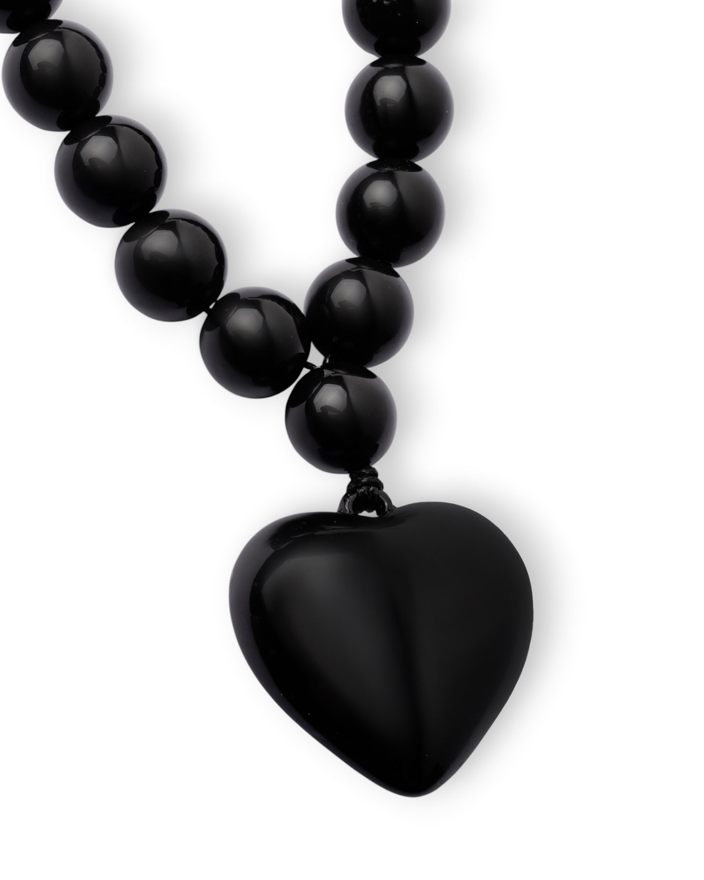 Collana girocollo con sfere in acrilico e pendente a cuore nero