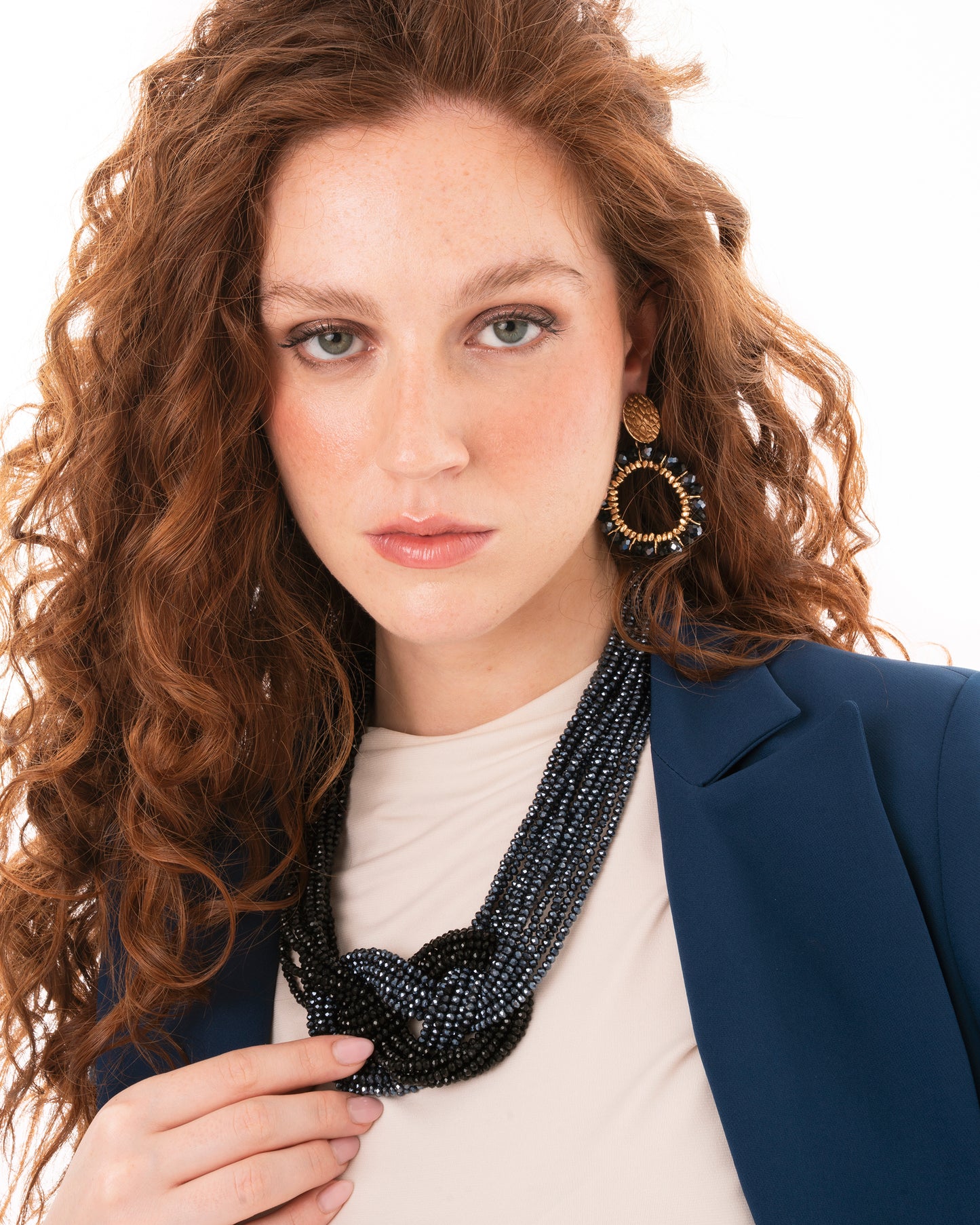 Collana girocollo multi filo con pietre in vetro nere e blu con design a nodo