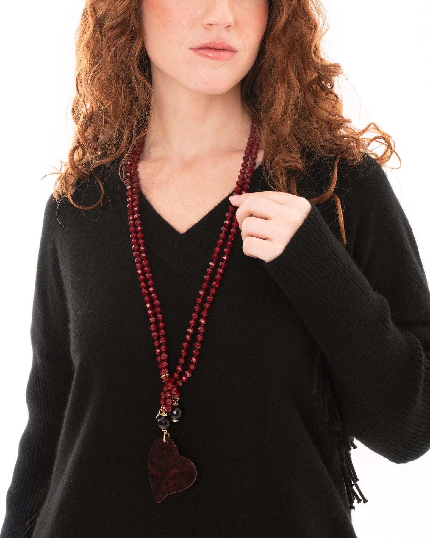 Collana lunga a due fili con pietre in vetro bordeaux e pendente a cuore
