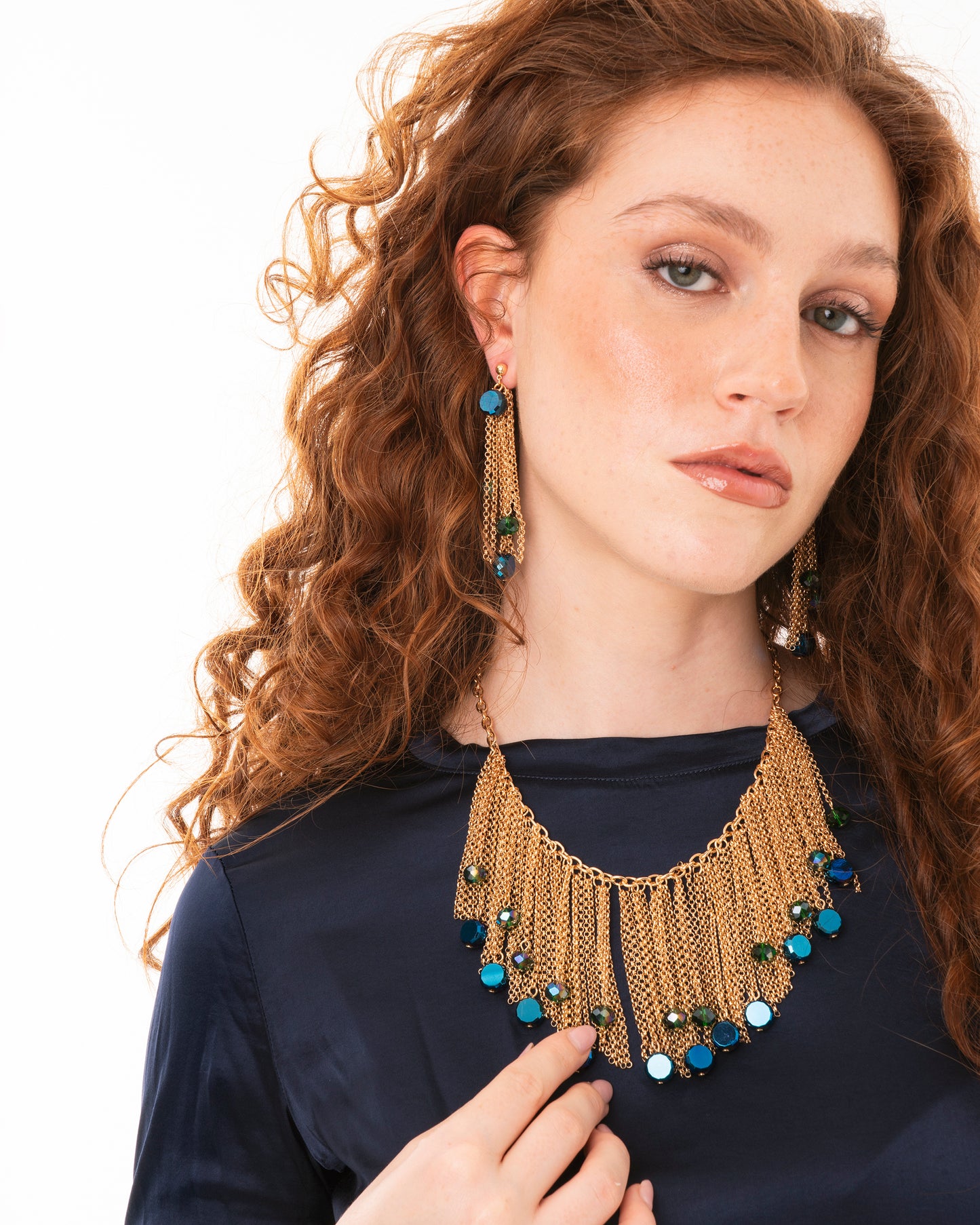 Collana girocollo con cascata a catena e pietre in vetro tono blu