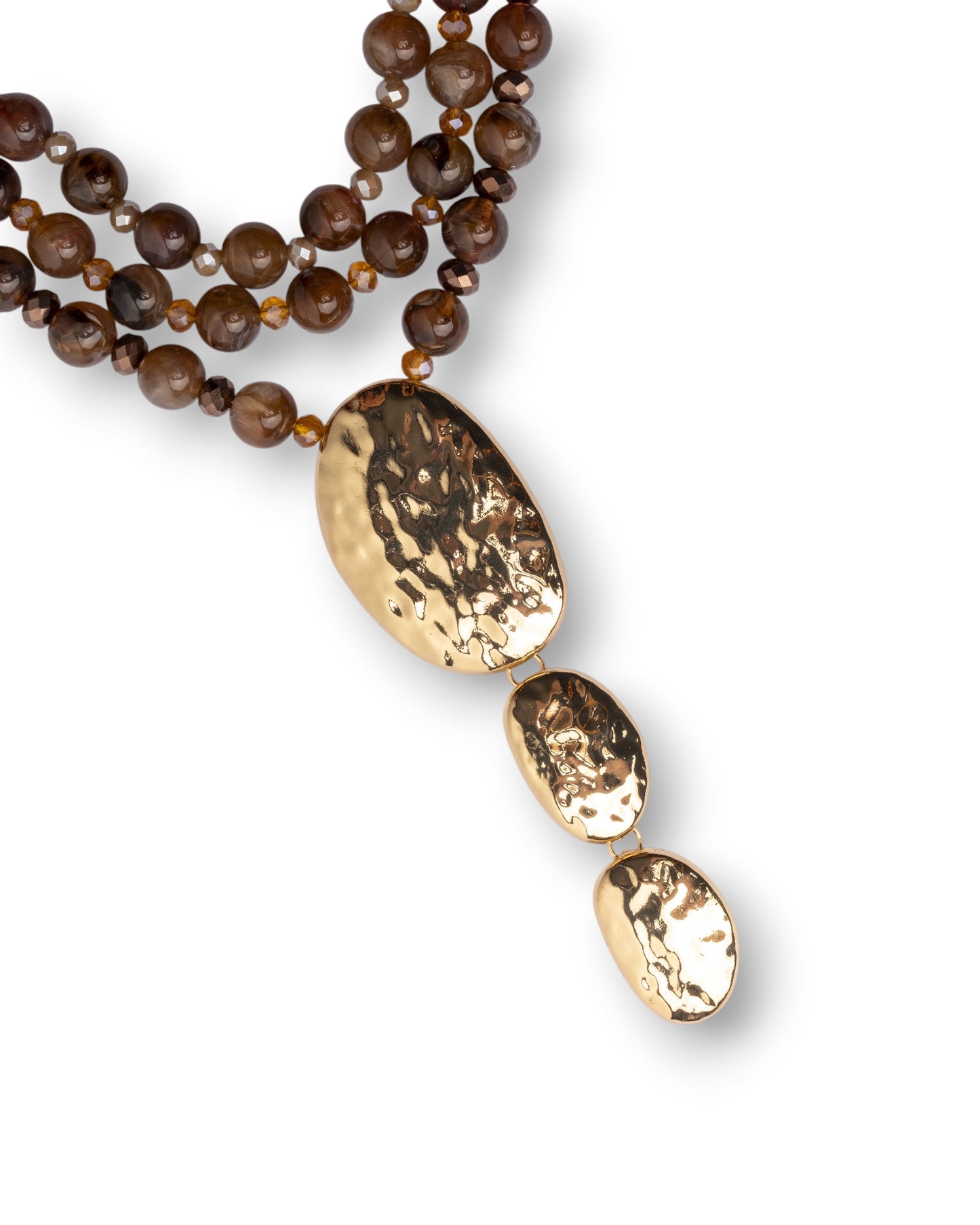 Collana multi fili con pietre in acrilico tono marrone e pendente in metallo