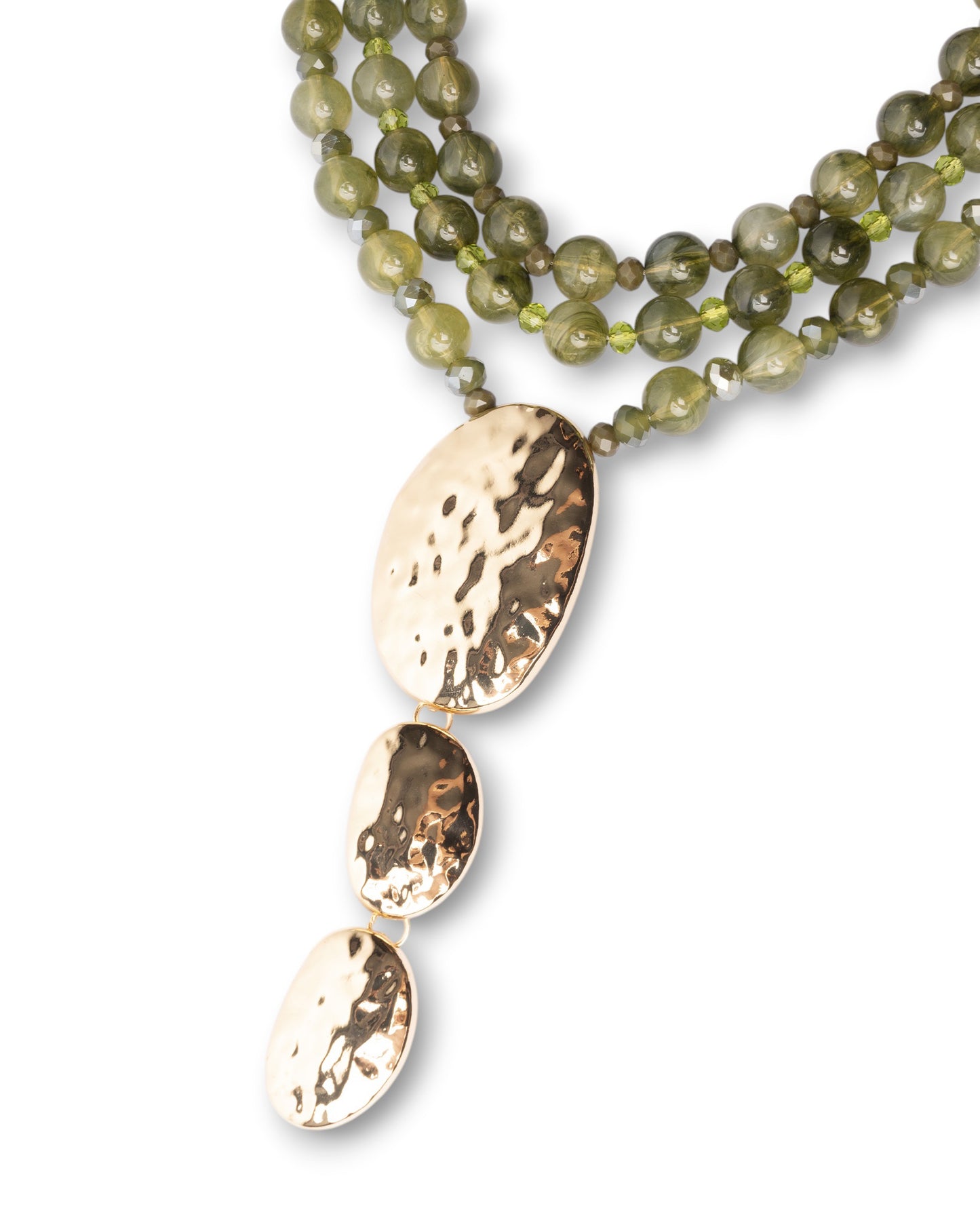 Collana multi fili con pietre in acrilico tono verde e pendente in metallo