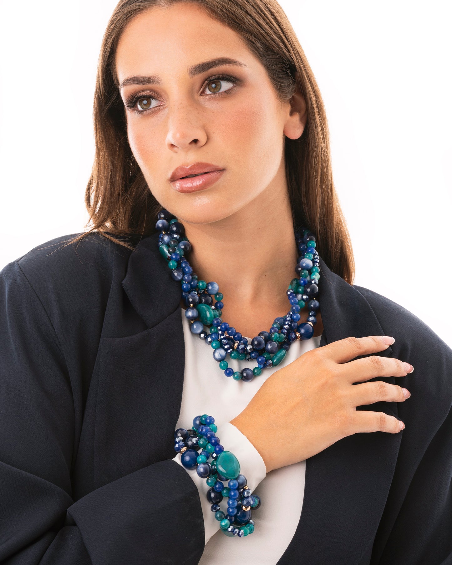 Collana girocollo con pietre intrecciate in acrilico e vetro tono blu