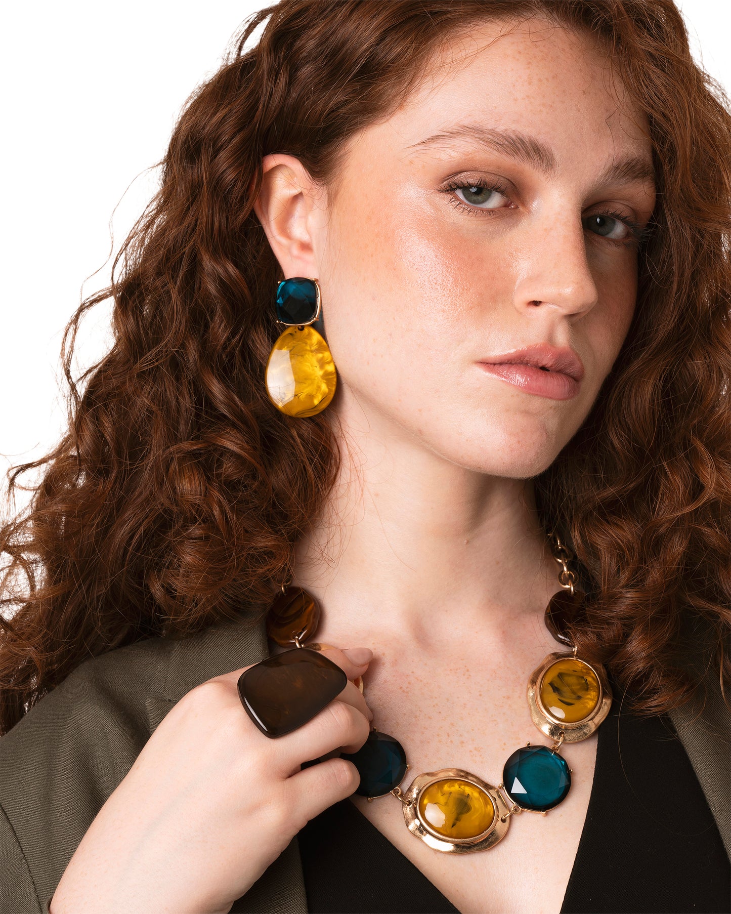 Collana girocollo a catena con pietre in acrilico tono marrone, ocra e azzurro
