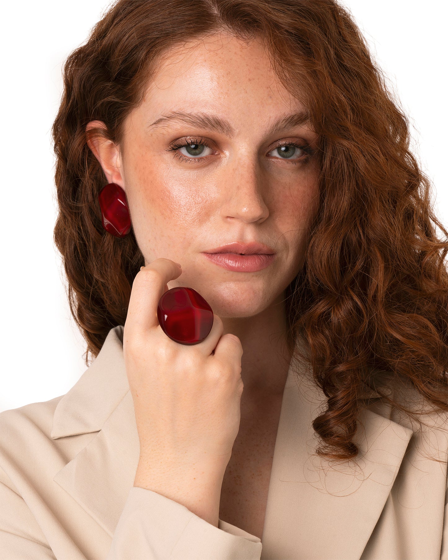 Anello elastico in metallo con pietra circolare in acrilico effetto marmo rossa