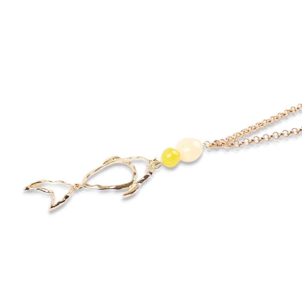 Collana lunga con pendente a forma di pesce e inserti bianco e giallo