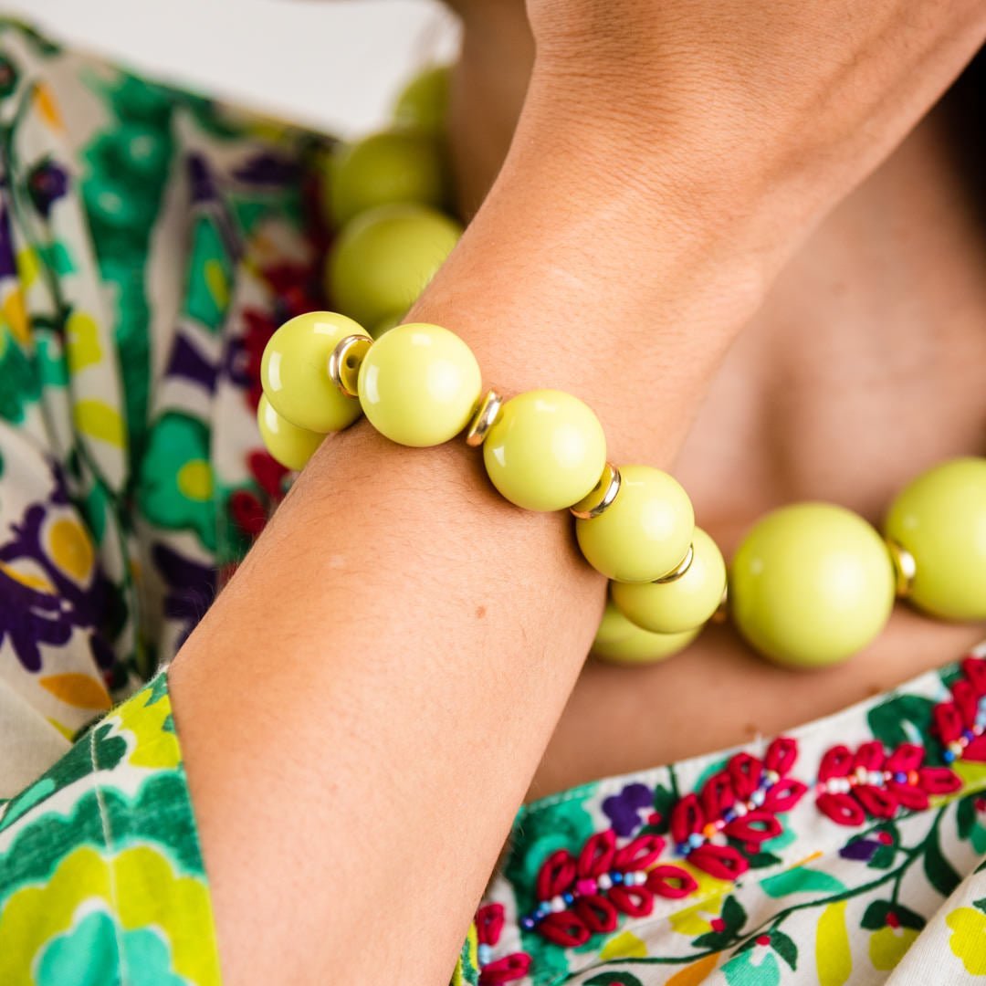 Bracciale elastico con sfere in acrilico verde lime, con rondelle in metallo - Mya Accessories