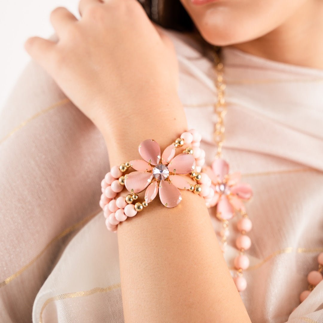 Bracciale a quattro fili in acrilico elastici con fiore in vetro rosa chiaro - Mya Accessories