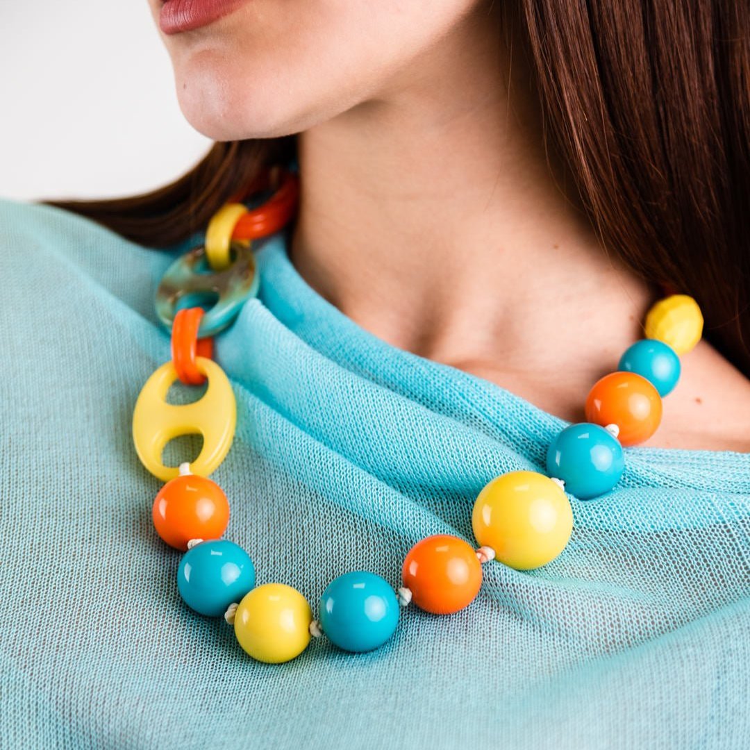 Collana girocollo in acrilico, con sfere gialle, turchese ed arancio - Mya Accessories