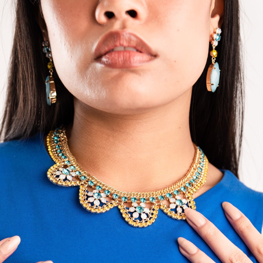 Collana girocollo in metallo con microcristalli in vetro celeste e gialli - Mya Accessories