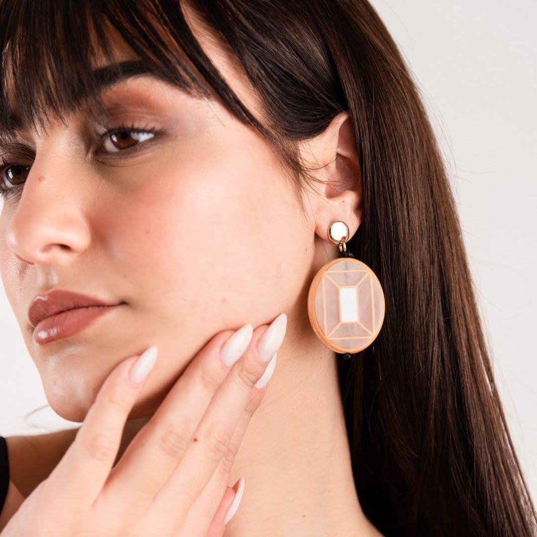 Orecchini pendenti in acrilico forma ovale rosa pesca - Mya Accessories