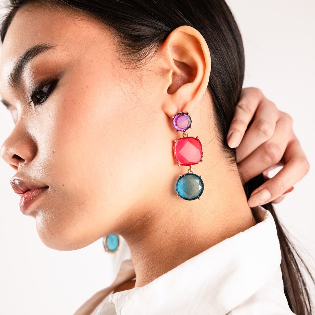 Orecchini in metallo pendenti con pietre in resina trasparente viola, fucsia e celeste - Mya Accessories