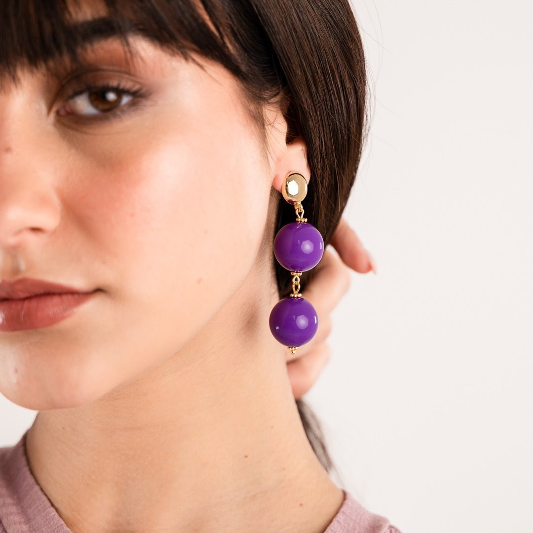 Orecchini in metallo pendenti con due sfere in acrilico viola - Mya Accessories