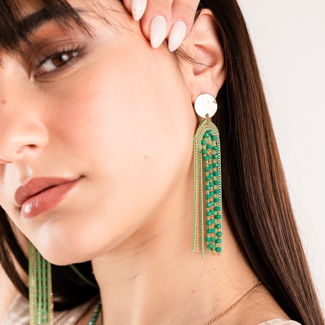 Orecchini in ottone lunghi pendenti con catene microcristalli verde - Mya Accessories