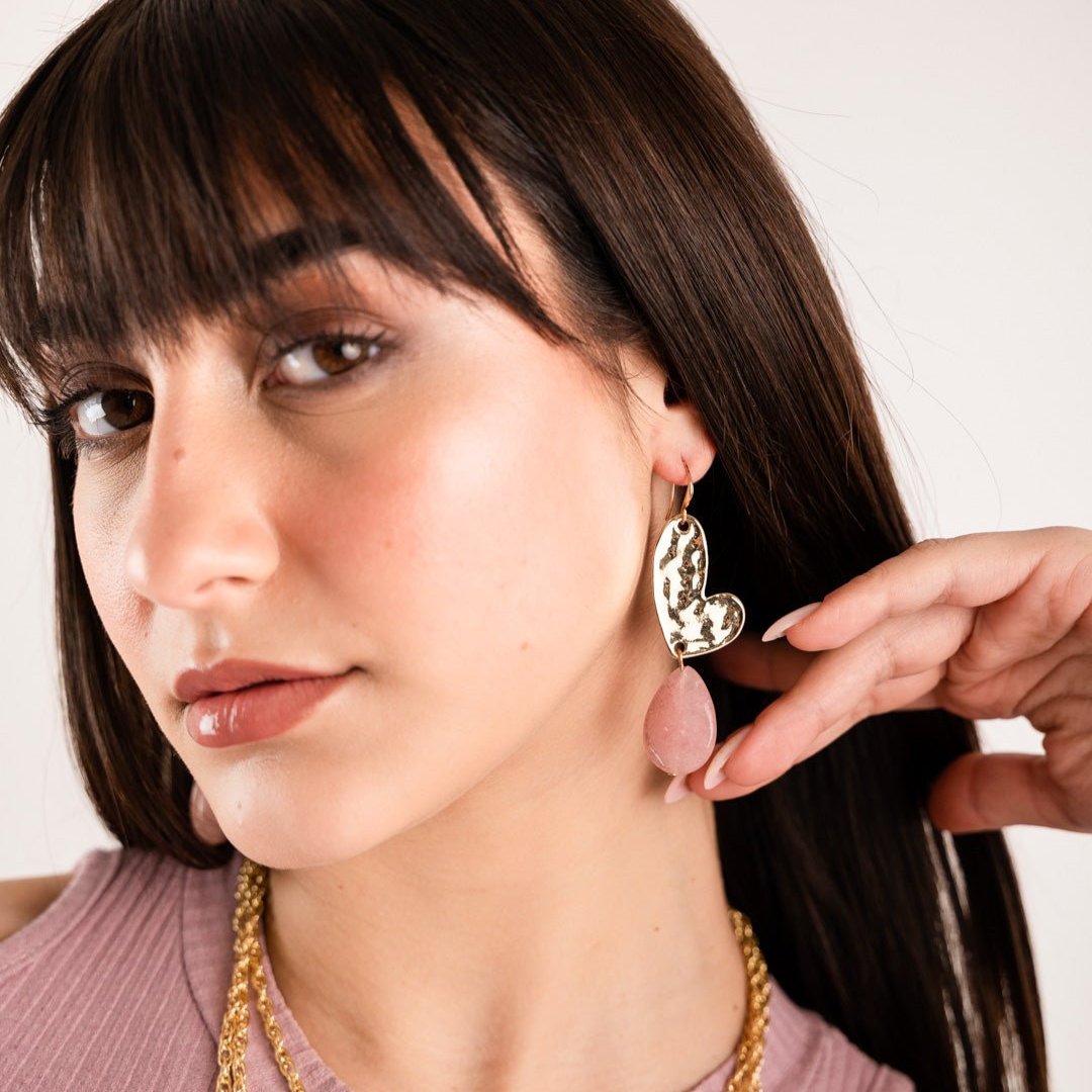 Orecchini pendenti in metallo a cuore, con pietra dura rosa - Mya Accessories