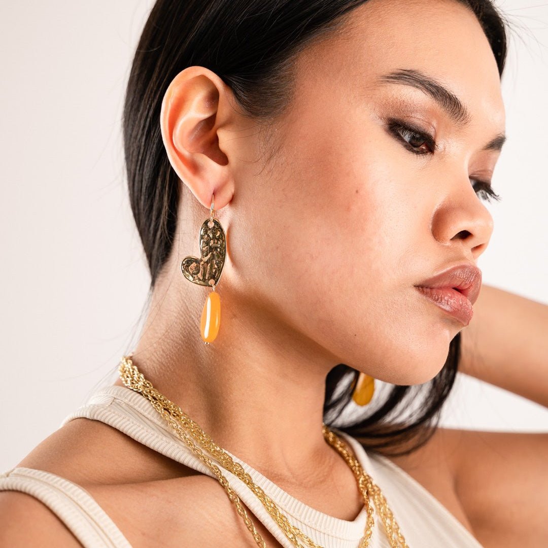 Orecchini pendenti in metallo a cuore, con pietra dura arancio - Mya Accessories