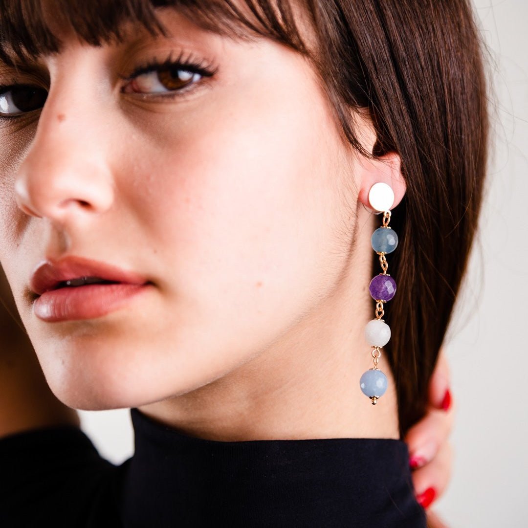 Orecchini pendenti in ottone lunghi con pietre dure multi blu - Mya Accessories